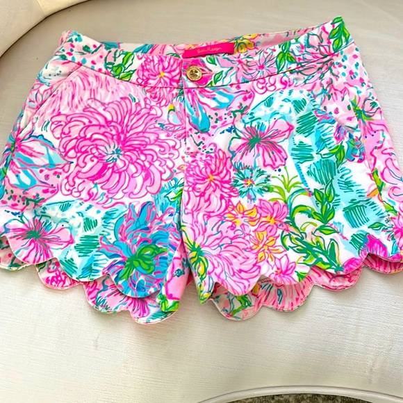 Lily Pulitzer scallop trim shorts - Picture 1 of 5